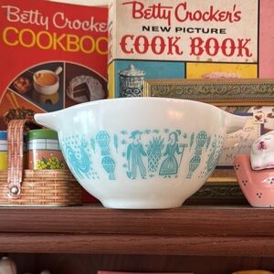 Pyrex Amish Butterprint 441 1.5 pt Cinderella mixing bowl